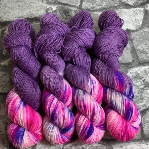 Hangefärbte Wolle -  Purple Love. Hier online kaufen.