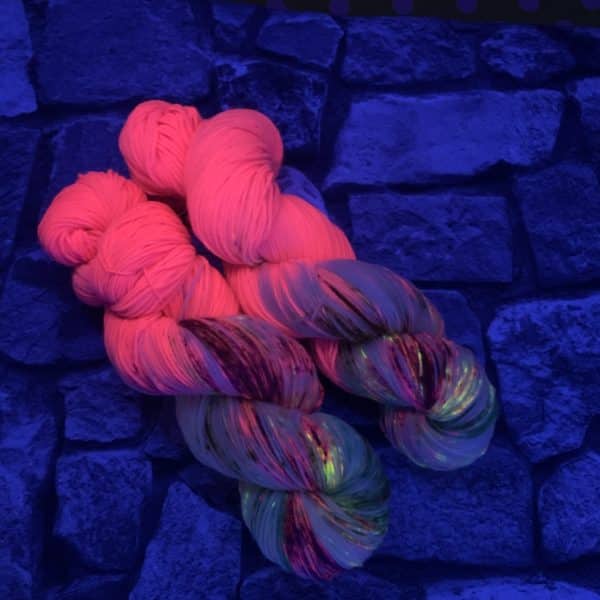 Hangefärbte Wolle -  World of Fuchsia. Hier online kaufen.