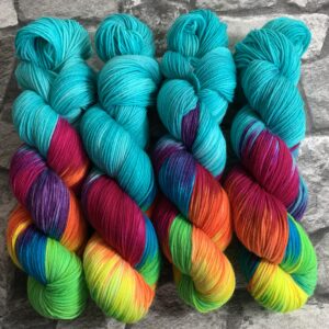 Ein Strang handgefärbte Wolle mit dem Namen Aniwaniwa Turquoise von Wolldackel