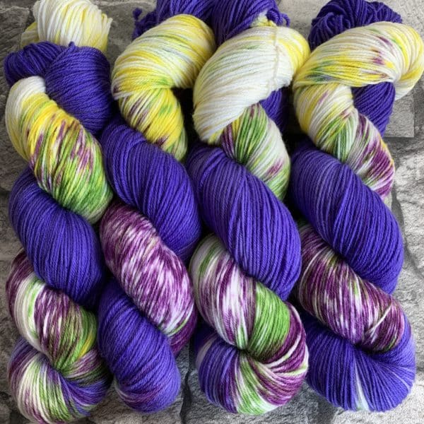 Hangefärbte Wolle -  Lilac-Crowned-Papagayo. Hier online kaufen.