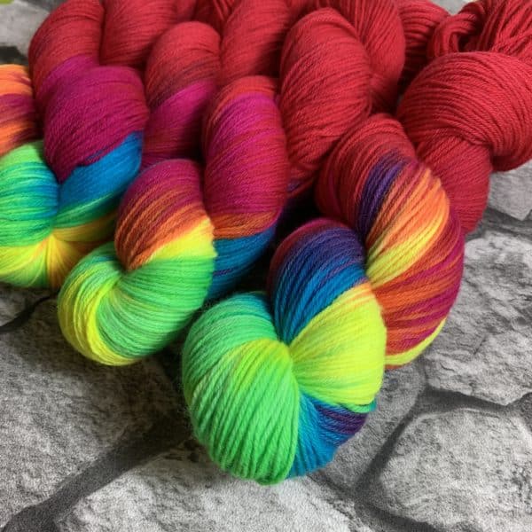 Hangefärbte Wolle -  Aniwaniwa Rojo. Hier online kaufen.