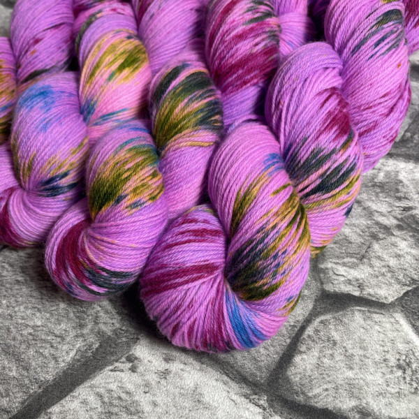 Hangefärbte Wolle -  Crazy Lilac. Hier online kaufen.