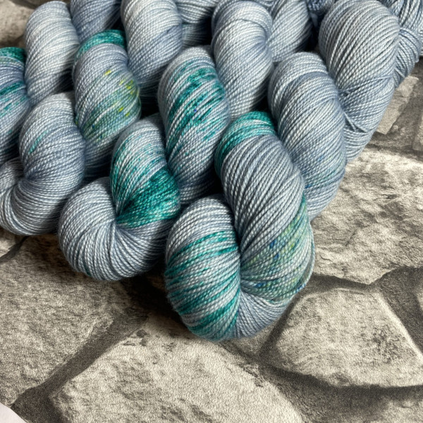 Hangefärbte Wolle -  Ukiyo. Hier online kaufen.