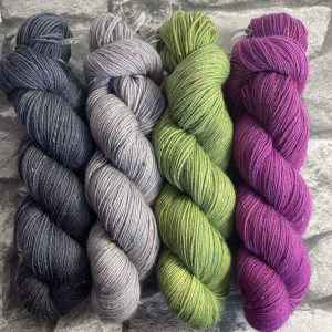 Hangefärbte Wolle -  Wolldackel Wolle für #SosuMKAL2021 von SOSU Knits. Hier online kaufen.