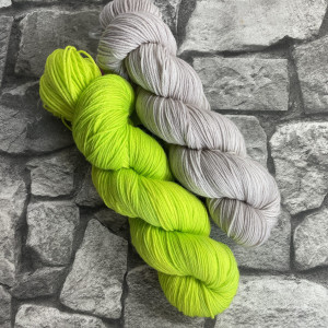 Hangefärbte Wolle -  Bandana Cowl – Kit 1. Hier online kaufen.