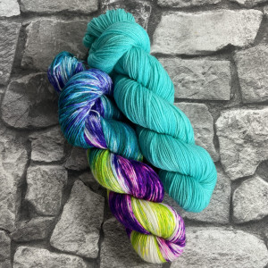 Hangefärbte Wolle -  Bandana Cowl – Kit 10. Hier online kaufen.
