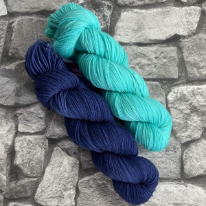Hangefärbte Wolle -  Bandana Cowl – Kit 11. Hier online kaufen.