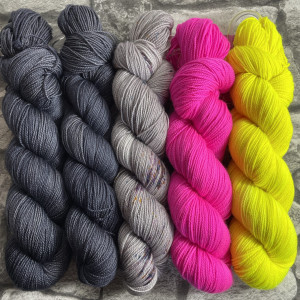 Hangefärbte Wolle -  Slipstravaganza – Kit 31. Hier online kaufen.