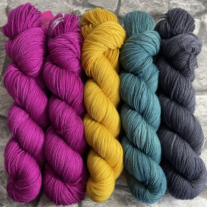 Hangefärbte Wolle -  Slipstravaganza – Kit 27. Hier online kaufen.