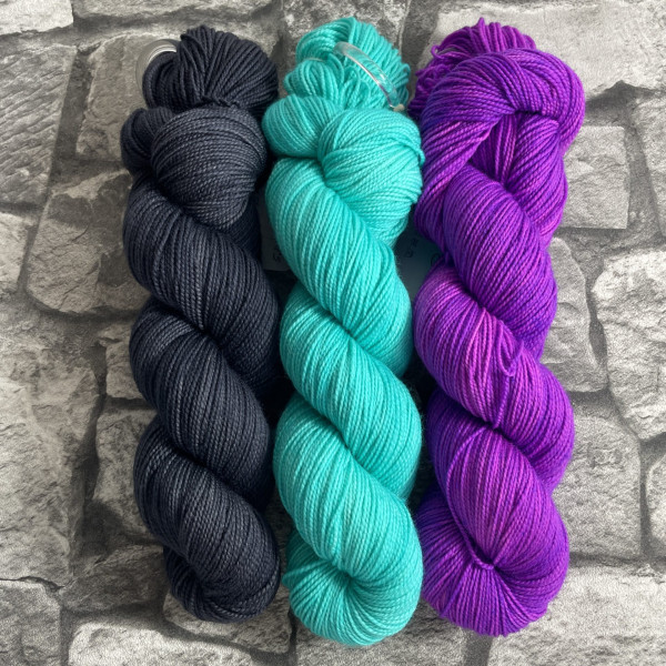 Hangefärbte Wolle -  Frequency Shawl – Kit 26. Hier online kaufen.