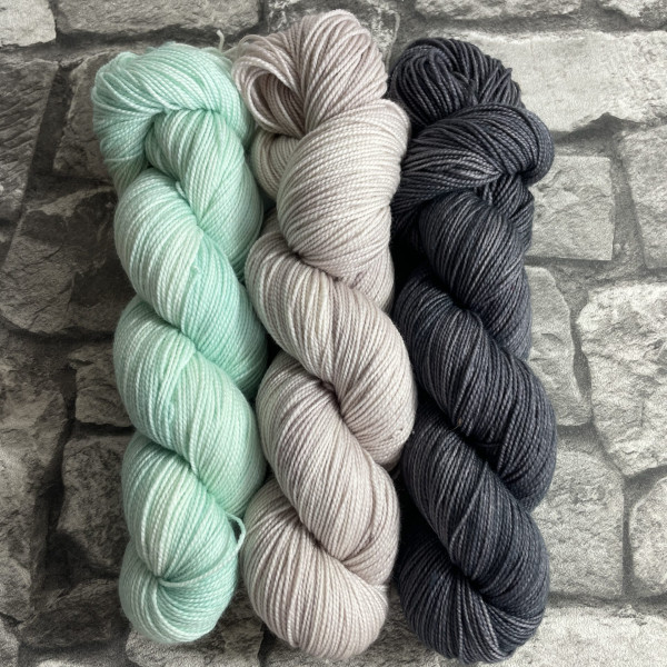 Hangefärbte Wolle -  Frequency Shawl – Kit 24. Hier online kaufen.