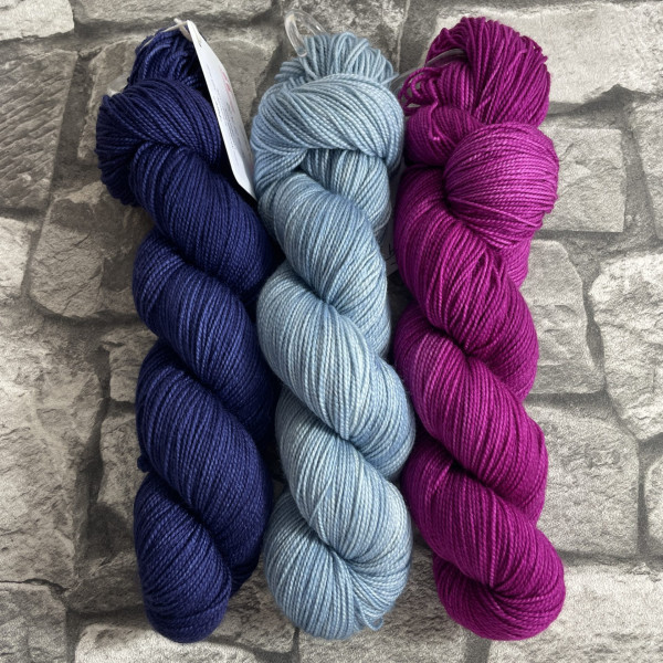 Hangefärbte Wolle -  Frequency Shawl – Kit 25. Hier online kaufen.