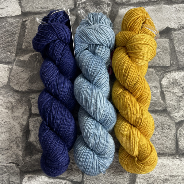 Hangefärbte Wolle -  Frequency Shawl – Kit 18. Hier online kaufen.