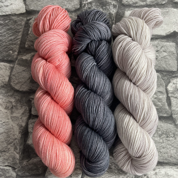 Hangefärbte Wolle -  Frequency Shawl – Kit 27. Hier online kaufen.
