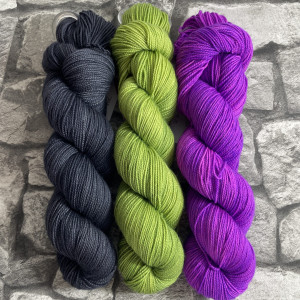 Hangefärbte Wolle -  Frequency Shawl – Kit 19. Hier online kaufen.