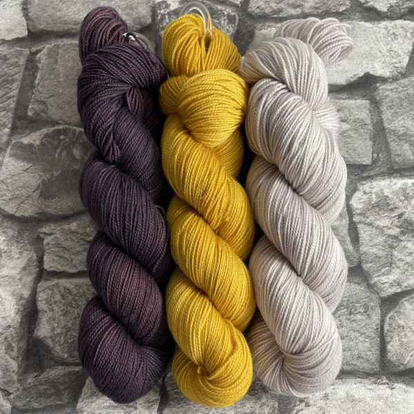 Hangefärbte Wolle -  Frequency Shawl – Kit 28. Hier online kaufen.