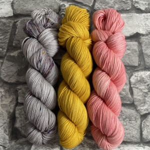 Hangefärbte Wolle -  Frequency Shawl – Kit 11. Hier online kaufen.