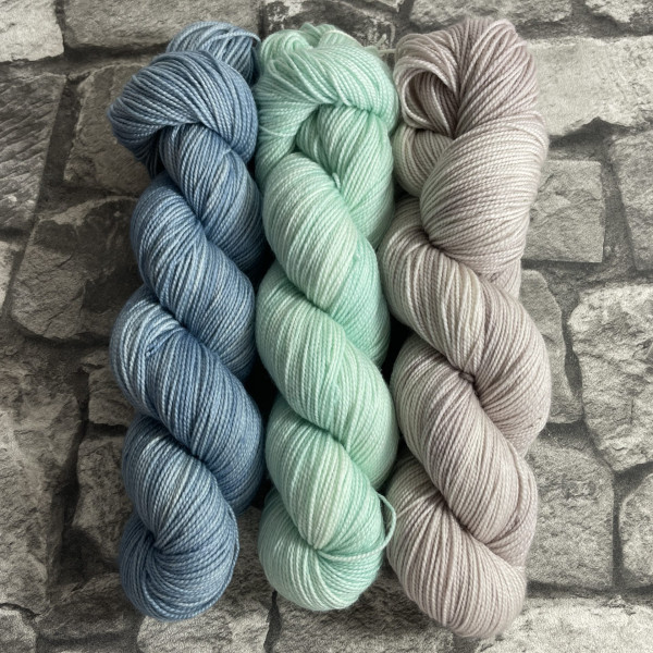 Hangefärbte Wolle -  Frequency Shawl – Kit 12. Hier online kaufen.