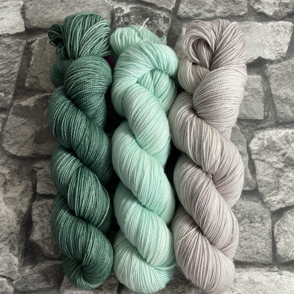Hangefärbte Wolle -  Frequency Shawl – Kit 21. Hier online kaufen.