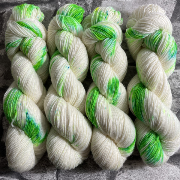 Hangefärbte Wolle -  Delta. Hier online kaufen.