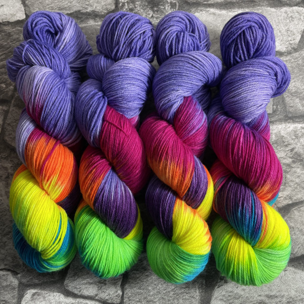 Hangefärbte Wolle -  Aniwaniwa Lani. Hier online kaufen.