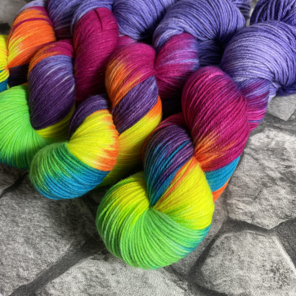 Hangefärbte Wolle -  Aniwaniwa Lani. Hier online kaufen.